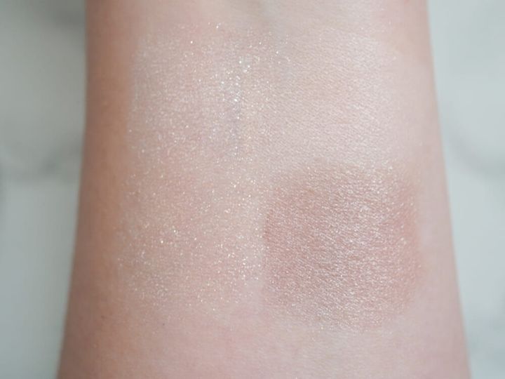 カーキベージュといってもグリーンの要素はほぼ感じず、おしゃれな抜け感を与えてくれるような役割です。こちらも05と同じく右上のスキンカラーでまぶたの色を整えてからメイクを始めましょう。