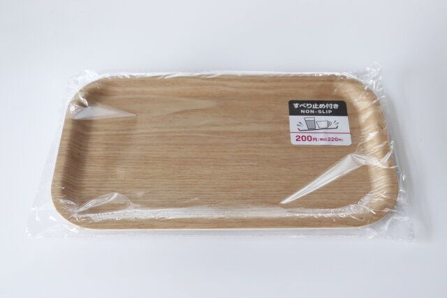 ダイソーの木造トレー（滑り止め付、24.5cm×14cm）