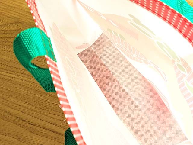 「レトロ菓子パンレジャートートバッグ」の内部。マチ付きで実用性も◎