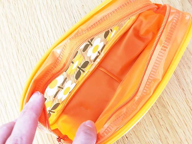 「レトロ花柄ポーチ」を開けた様子。メイク道具や小物入れにぴったりのサイズ。