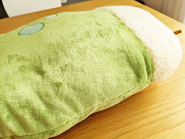 「クリームソーダBIGぬいぐるみ」の側面が写っている様子。適度な厚みがあります。