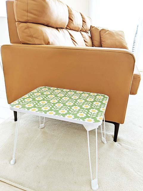 「レトロ花柄テーブル」がソファーの横に置かれている様子。