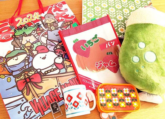 「ヴィレヴァン福袋 懐かし新しいレトロな福袋」の中身がテーブルに並べられている様子。