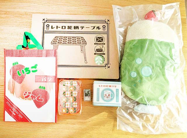 「ヴィレヴァン福袋 懐かし新しいレトロな福袋」の中身がテーブルに並べられている様子