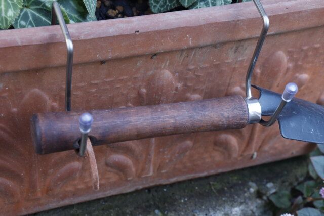 プランターにスコップを引っ掛けられる収納アイテム