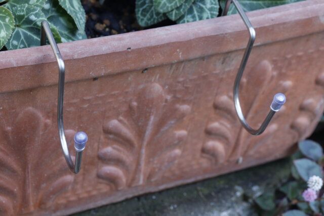 プランターの土に埋めて使う収納アイテム