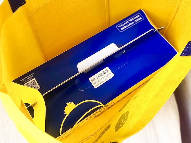 バッグはシュークリームの箱がすっぽり入る大きさ