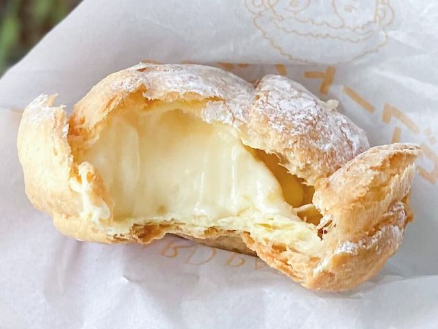 カスタードクリームたっぷりの、パイのサクサク感が最高のシュークリーム