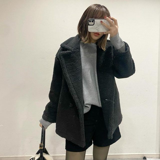 GU「ボアハーフコート」グレー着用の女性