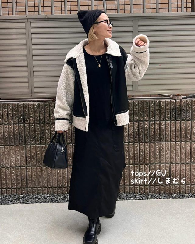 しまむら「ムートン」とブラックコーデの女性