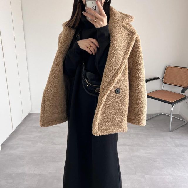 GU「ボアハーフコート」ベージュ着用の女性