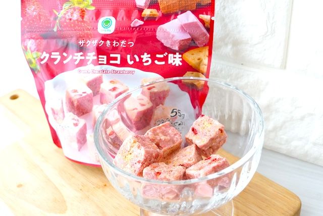 ファミマスイーツおすすめ「ザクザクきわだつクランチチョコ いちご味