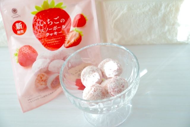ファミマスイーツおすすめ「いちごのスノーボールクッキー」