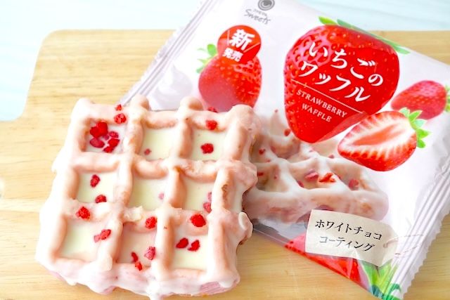 ファミマスイーツおすすめ「いちごのワッフル」