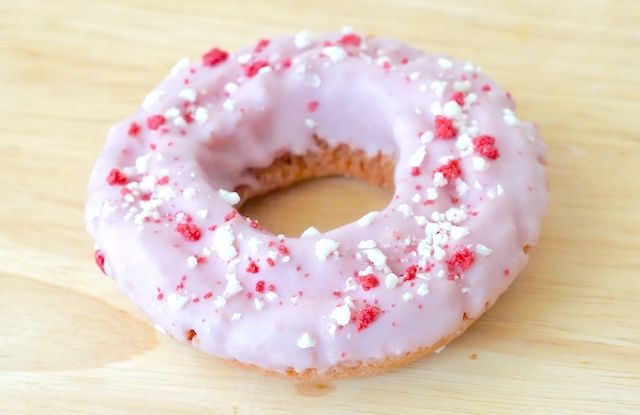 ファミマスイーツおすすめ「いちごのドーナツ」