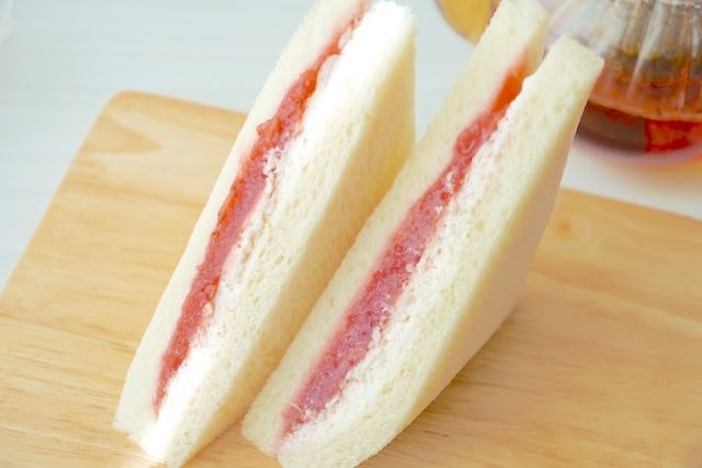 ファミマスイーツおすすめ「いちごソース&ホイップクリームサンド