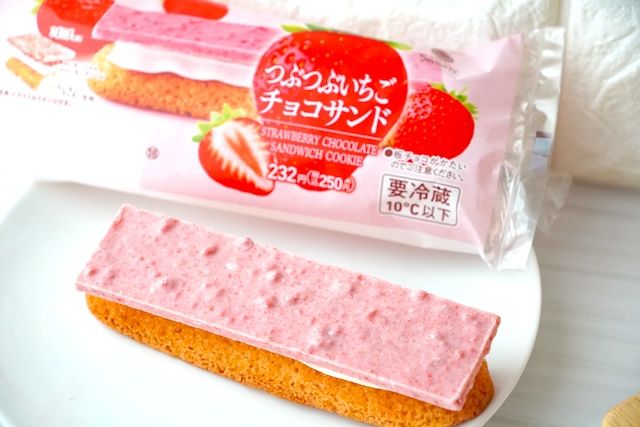 ファミマスイーツおすすめ「つぶつぶいちごチョコサンド「ファミマのいちご狩り」