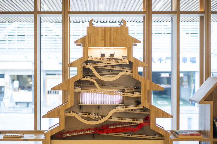 松本城のボールコースター。木のボールを入れると武者走りのような通路を抜けたり、鈴やシロフォンが鳴ったりと、楽しい仕掛けが満載