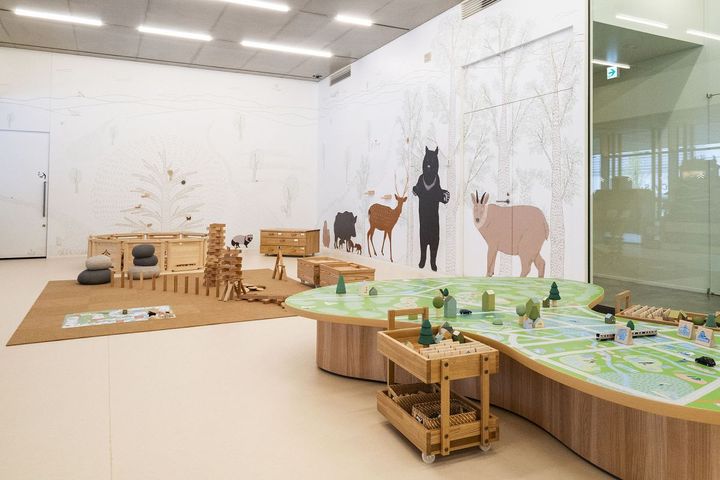 入場無料。壁などに描かれた絵は松本在住のイラストレーター・古荘風穂さんによるもの