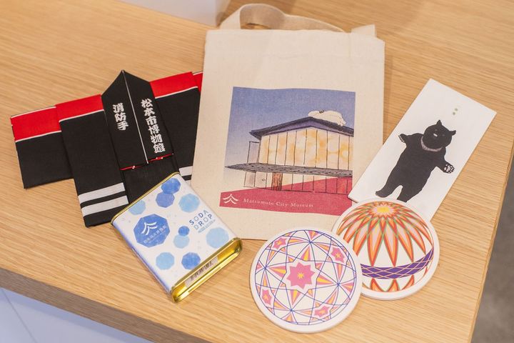 消防団法被てぬぐい1320円、サコッシュ1980円、アソビバ！一筆箋650円、吸水性の良い白雲石コースター各990円など