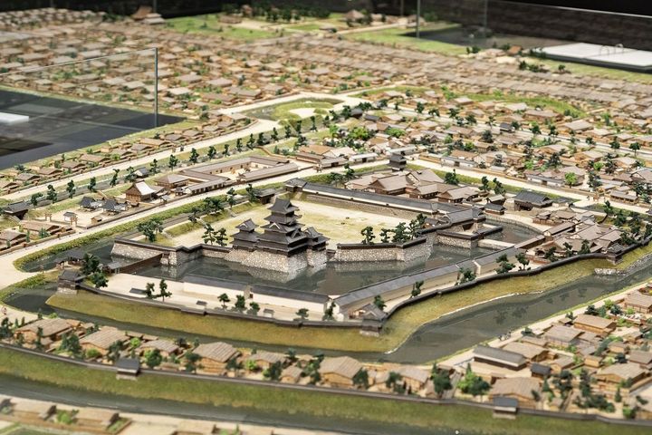 縮尺は約300分の1。天保6年の松本城下町を推定復元した巨大ジオラマ