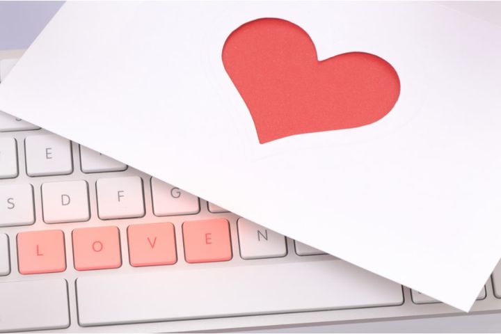 突然、愛のメールが届く「ラブレター」