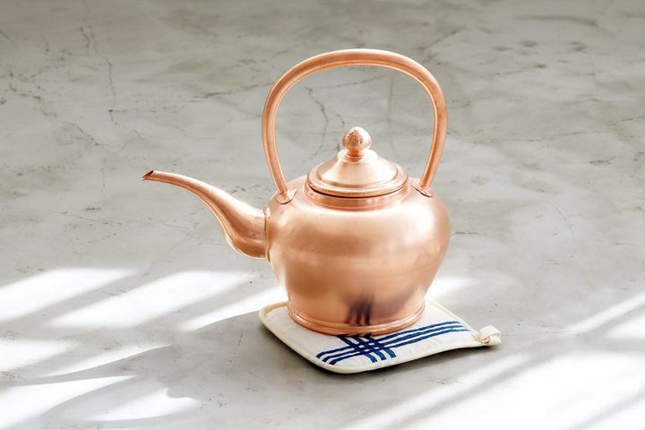 〈みんげいおくむら〉の銅やかん