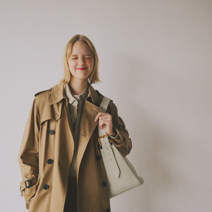 《J＆M デヴィッドソン》のライトグレーのバッグがベージュの着こなしの救世主に！【マイスタンダードブック】