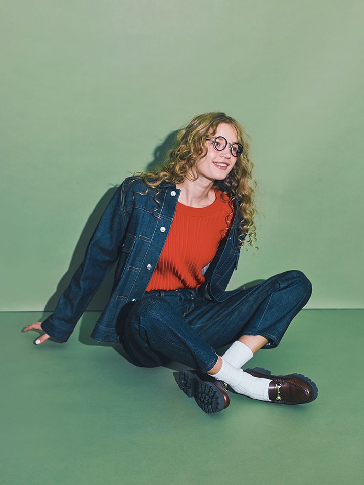 デニム on デニムのコーデはニットとレザーシューズでバランスを【本日のFUDGE GIRL-1月3日】