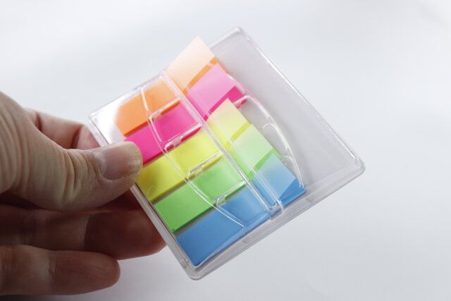 ダイソー フィルム付箋（ケース付、蛍光色） ほこり