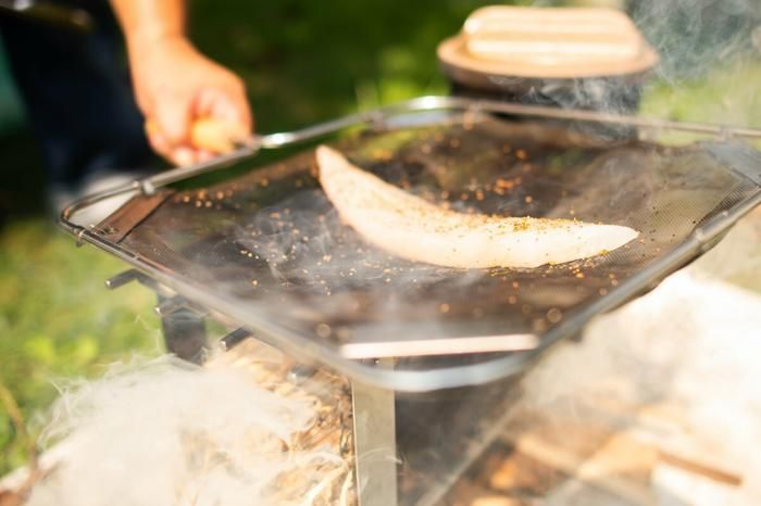 メッシュパンで藁焼きをしているところ