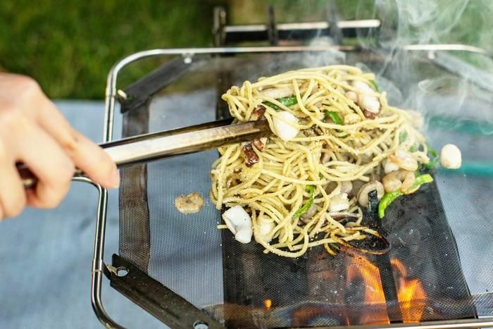 メッシュパンで麺を炒めているところ