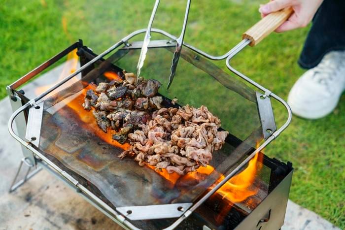 メッシュパンで肉を焼いているところ