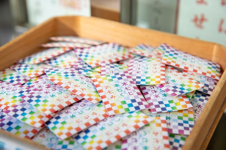 「六本木 天祖神社」の数量限定の「龍神様おみくじ」や全10色のカラフルな「六本木七七七みくじ」で2024年の運試し♪