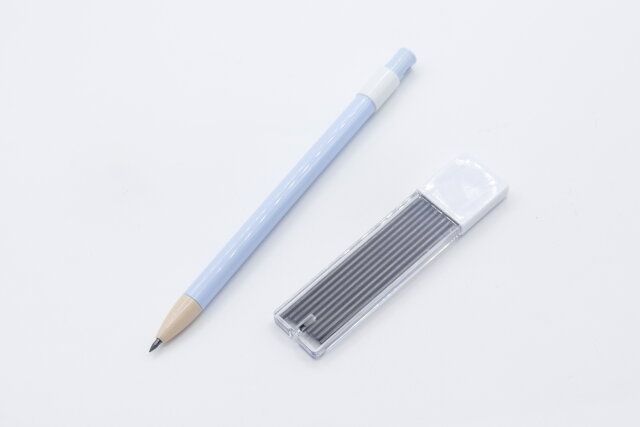 2mm芯は9本ついたお得なシャーペン