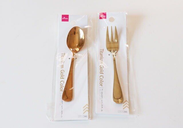 ダイソーのゴールドカラーティースプーンとティーフォーク