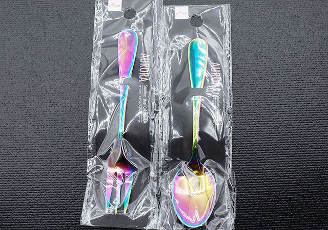 ダイソーのステンレスケーキフォーク（オーロラ）とステンレスティースプーン（オーロラ）のパッケージ