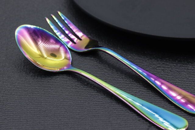 ダイソーのオーロラカラーのカトラリー