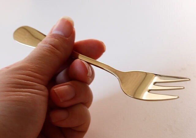 ダイソーのゴールドカラーティースプーンとティーフォーク