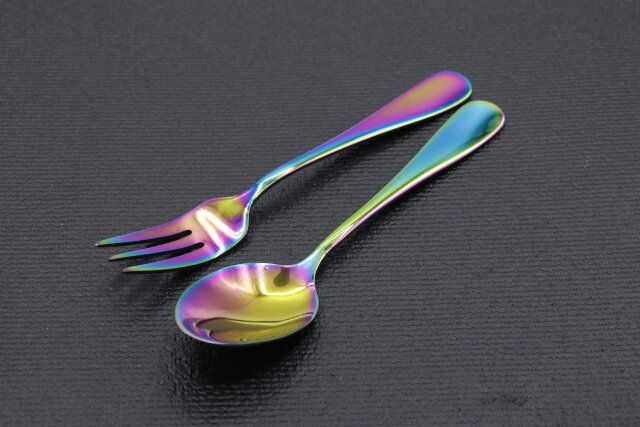 ダイソーのステンレスケーキフォーク（オーロラ）とステンレスティースプーン（オーロラ）