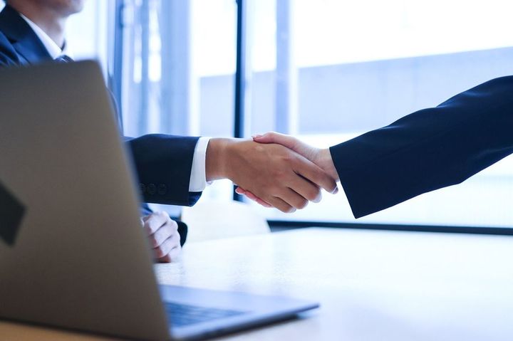 握手するイメージ