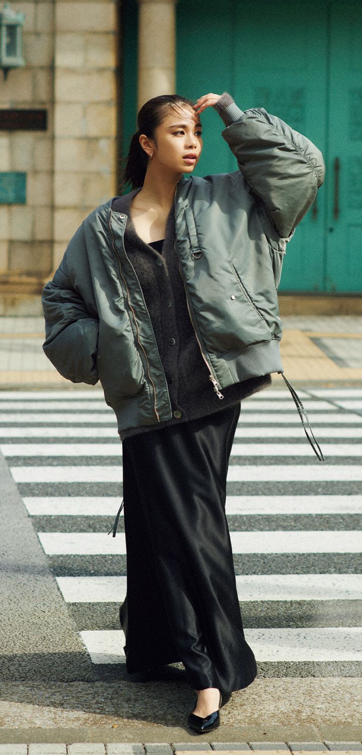 MA-1￥29,700（メゾンスペシャル／メゾンスペシャル 青山店） カーディガン￥42,900（プルミエ アロンディスモン） スカート￥81,400（カオス／カオス 丸の内） シルバーピアス￥22,000（プラウ） パンプス￥35,200（ピッピシック／ベイジュ） インナー（スタイリスト私物）