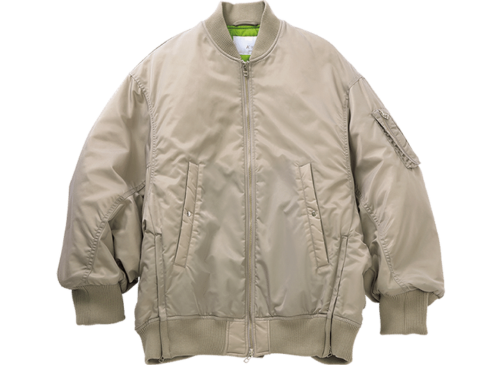 脱いだり羽織ったりする時に覗くライナーのグリーンがポップなグレー。￥36,300（エープラス トウキョウ／エープラス トウキョウ カスタマーサービス）