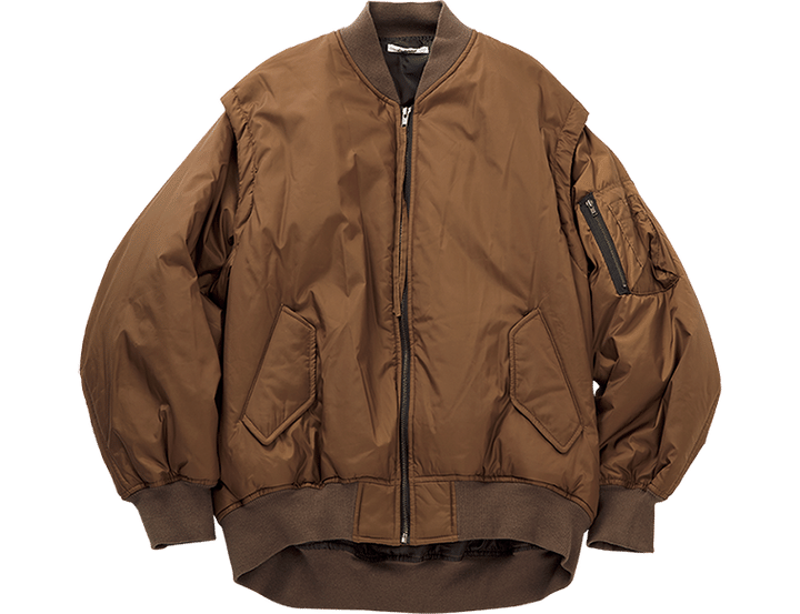 こっくりしたブラウンがお洒落。ボリューミーな袖は取り外し可能でベストにも。￥35,000（アンシェヌマン／アンシェヌマン アトレ恵比寿店）