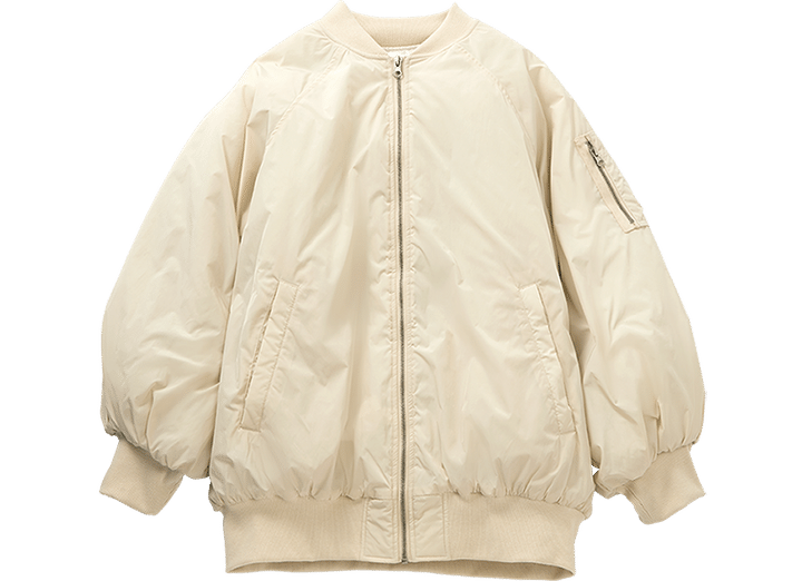 ポケットやジッパー、リブが主張しすぎず着やすい。合わせやすく、明るい印象になる白。￥9,900（ノッチ／コックス カスタマーセンター） 