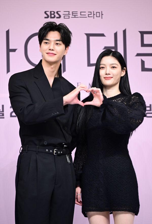 ソン・ガン（左）、キム・ユジョン