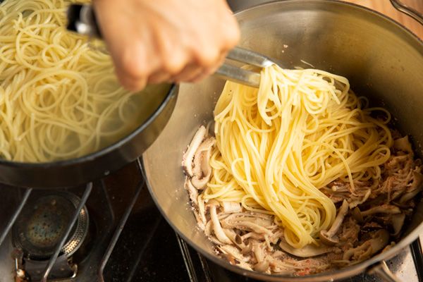 カフェ店主直伝！ダッチオーブンで作る絶品キャンプ飯！
