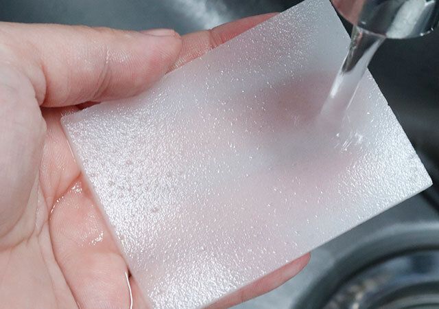 ダイソーのシートタイプのメラミンスポンジは水だけでピカピカにお掃除できる
