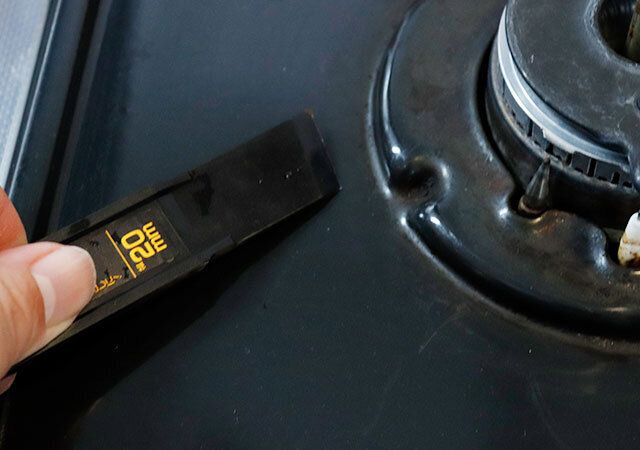 ダイソーのハイカーボン入ヘラはコゲ取りやシールはがしにおすすめ