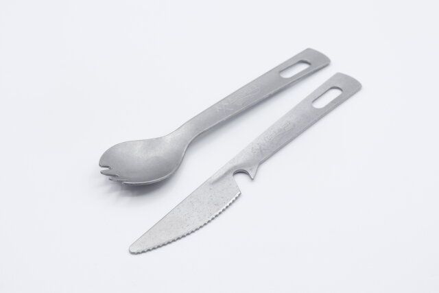 アウトドアカトラリー 先割れスプーンとアウトドアカトラリー ナイフの全体像